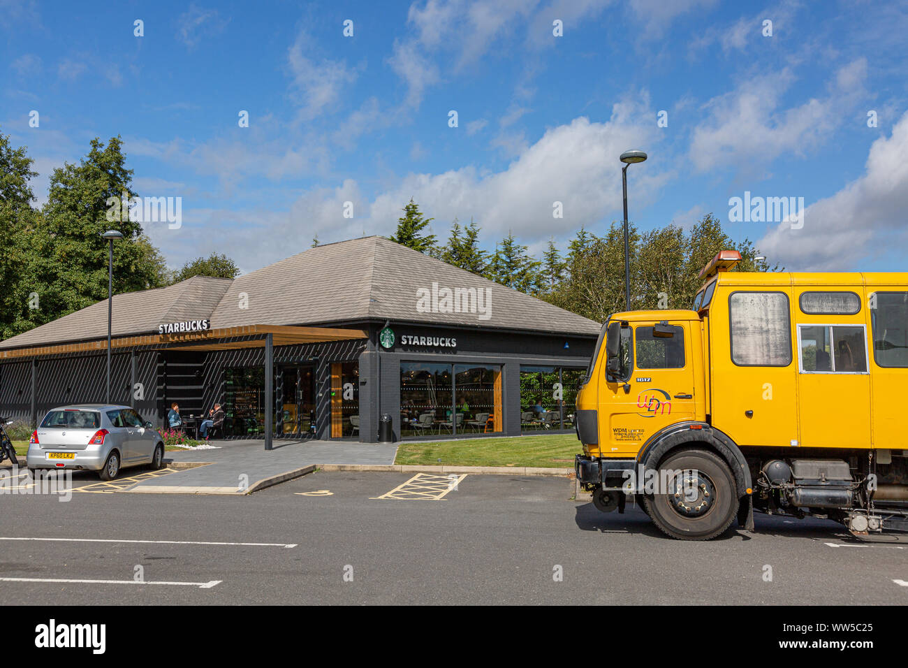 Ein strassenrand Filiale von Starbucks Coffee Shops in Northamptonshire Stockfoto