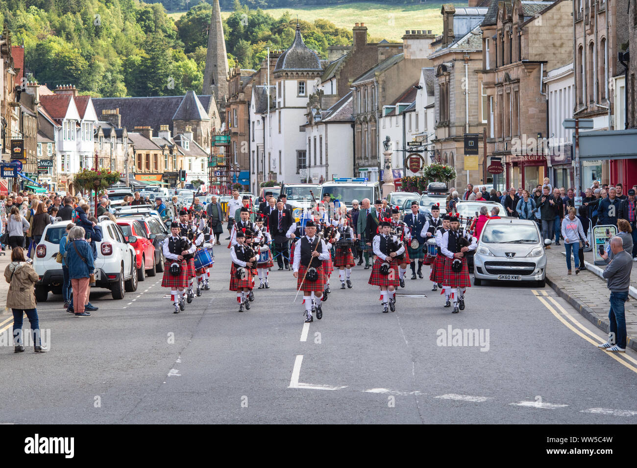 Häuptlinge Parade entlang der High Street in Peebles. Beginn der Highland Games in Peebles. Scottish Borders, Schottland Stockfoto