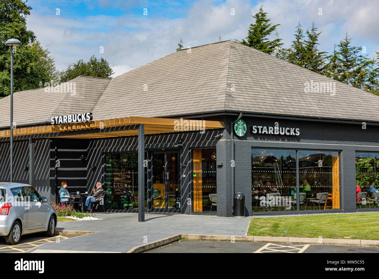 Ein strassenrand Filiale von Starbucks Coffee Shops in Northamptonshire Stockfoto
