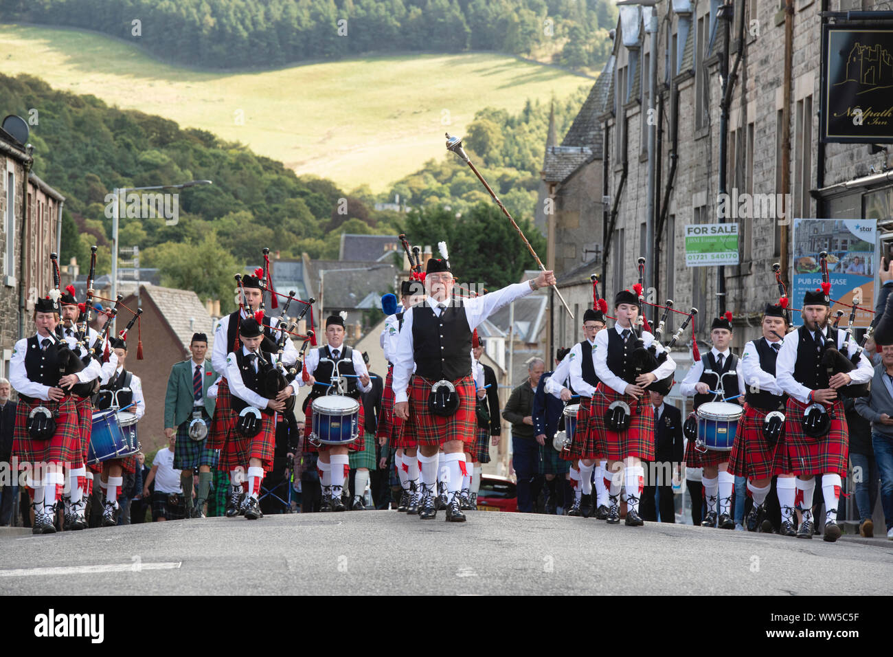 Häuptlinge Parade entlang Neidpath Straße in Peebles. Beginn der Highland Games in Peebles. Scottish Borders, Schottland Stockfoto