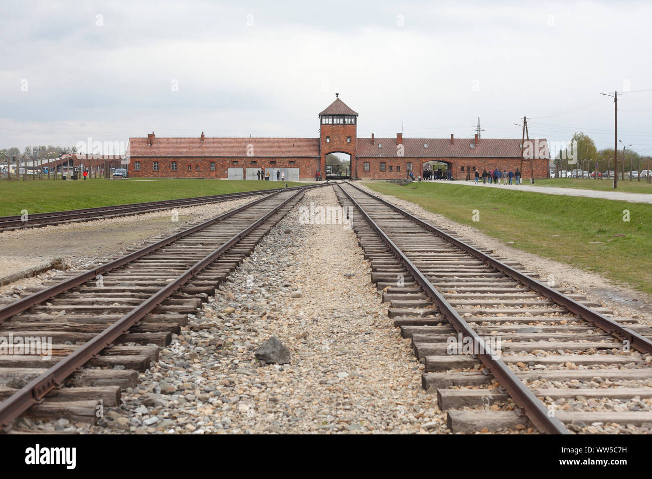 Tor, Hauptwache und auf Schienen, Vernichtungslager Auschwitz II-Birkenau, Auschwitz, Kleinpolen, Polen, Europa Stockfoto