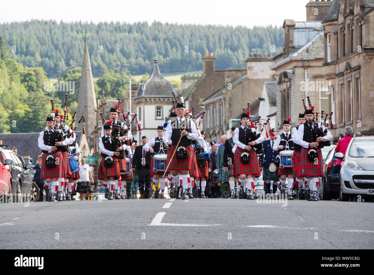 Häuptlinge Parade entlang der High Street in Peebles. Beginn der Highland Games in Peebles. Scottish Borders, Schottland Stockfoto
