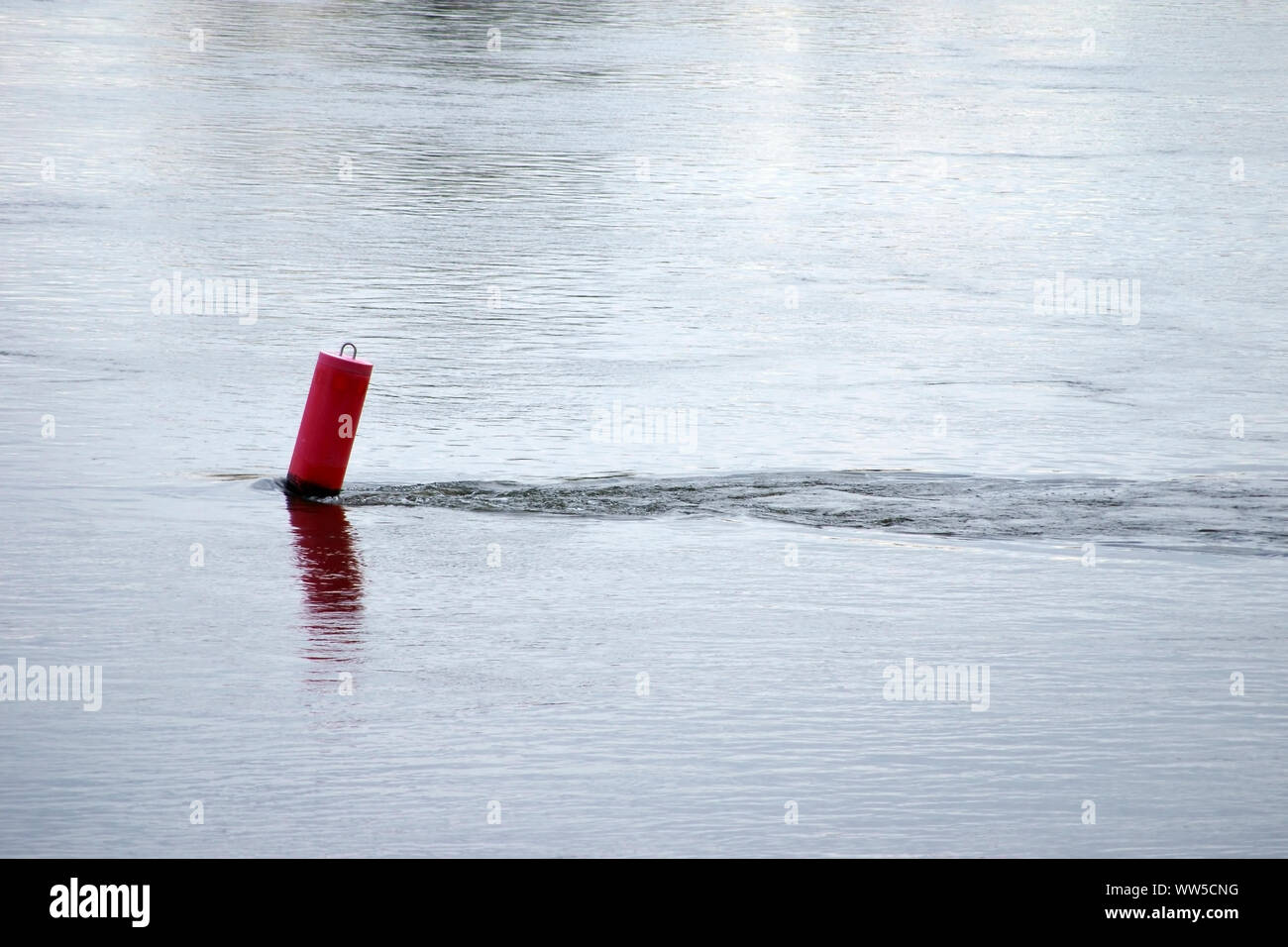 Ein rotes Signal Boje ist verbogen durch den Fluss fließen, Stockfoto