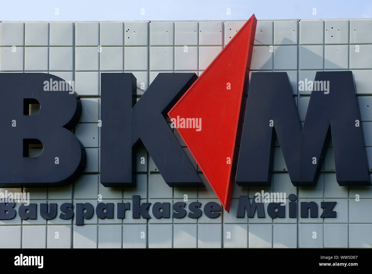 Das Logo der Bausparkasse Mainz auf einem Fliesen- Fassade in Mainz. Stockfoto