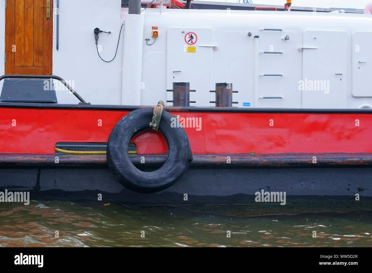 Seitenansicht eines Schiffes mit Blick auf den Motor, Stockfoto