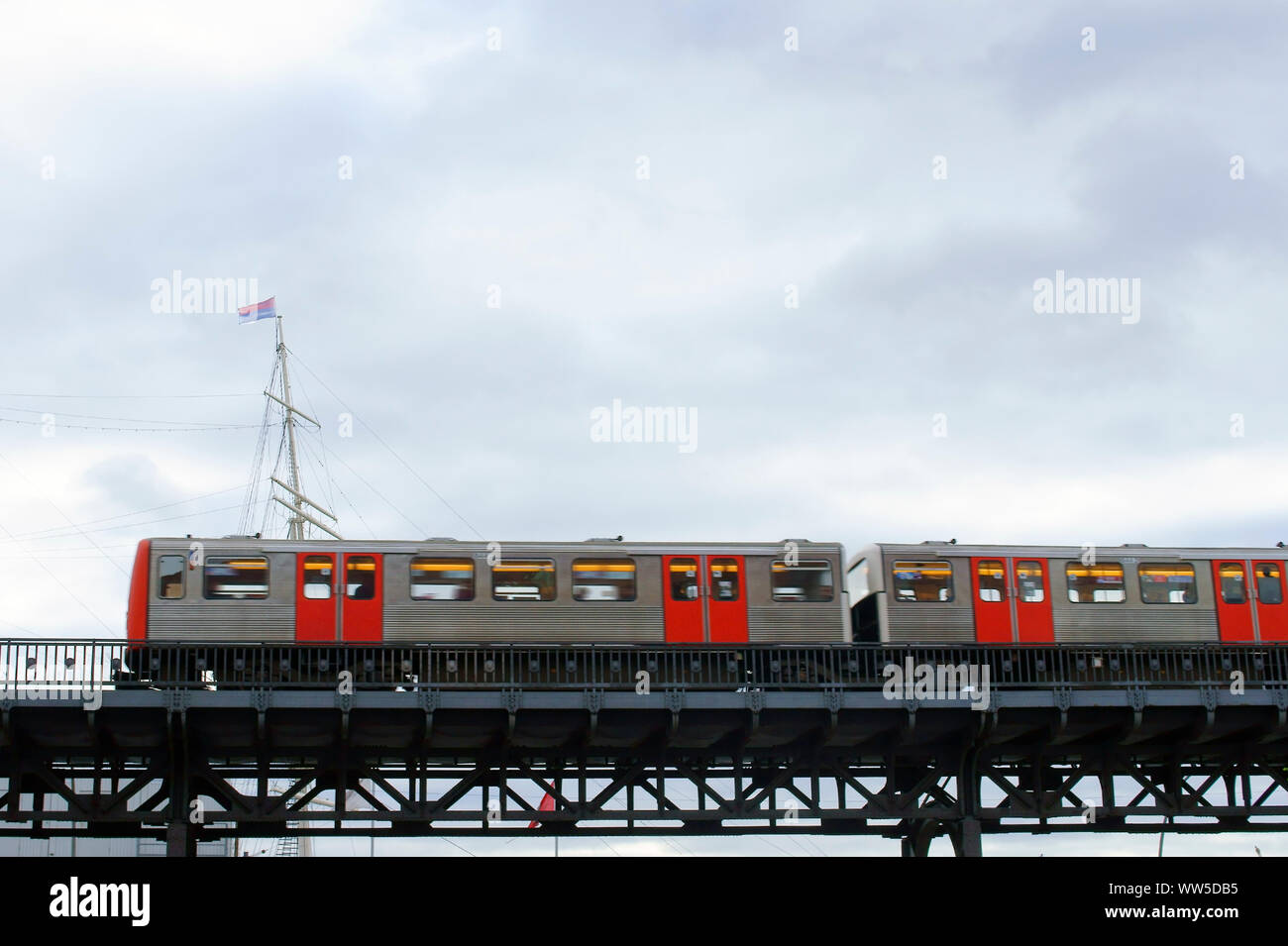 Eine Straßenbahn über eine Brücke aus Stahlstützen, Stockfoto