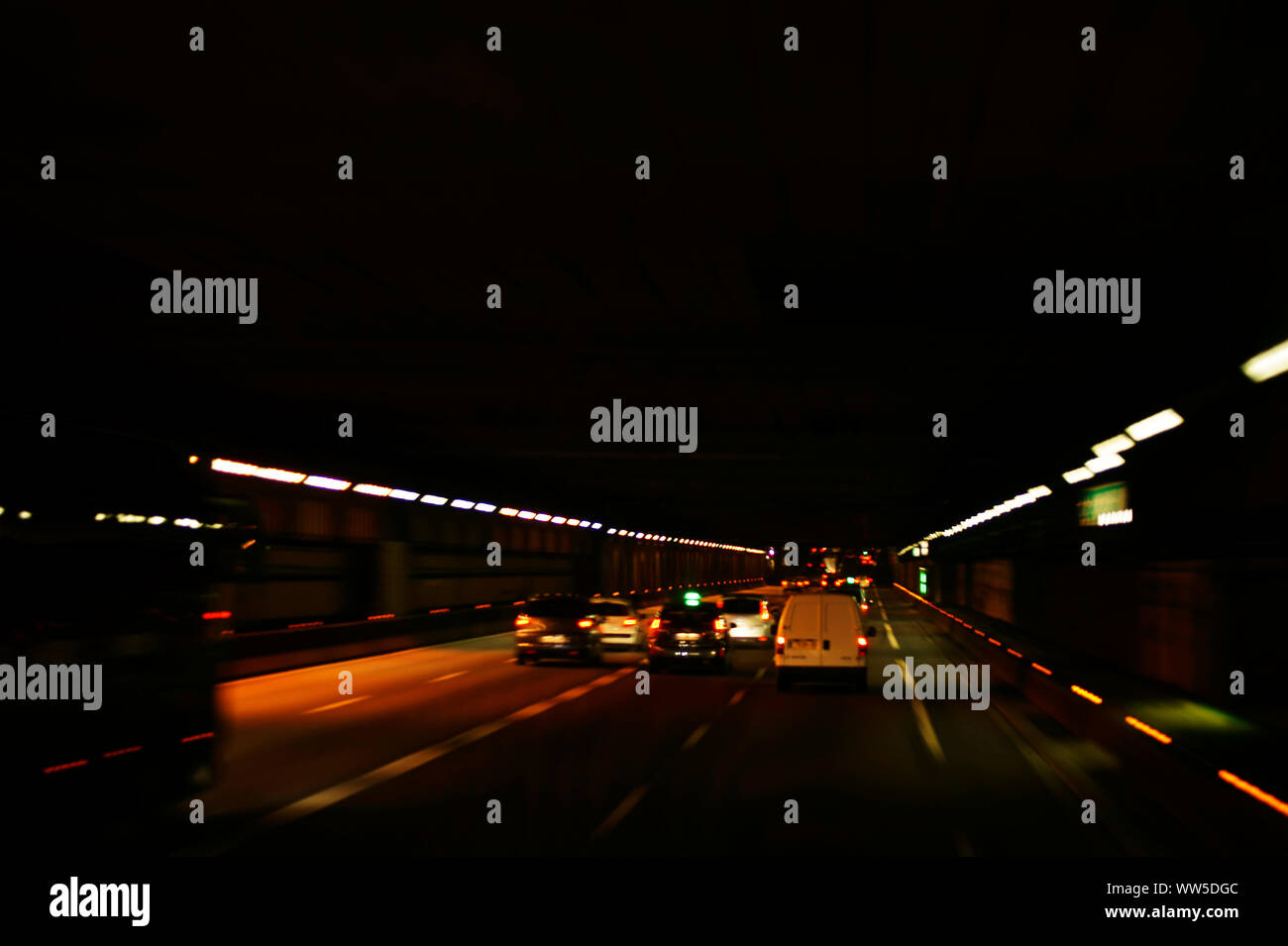 Fotografie von Auto und Verkehr in einem dunklen Tunnel, Stockfoto