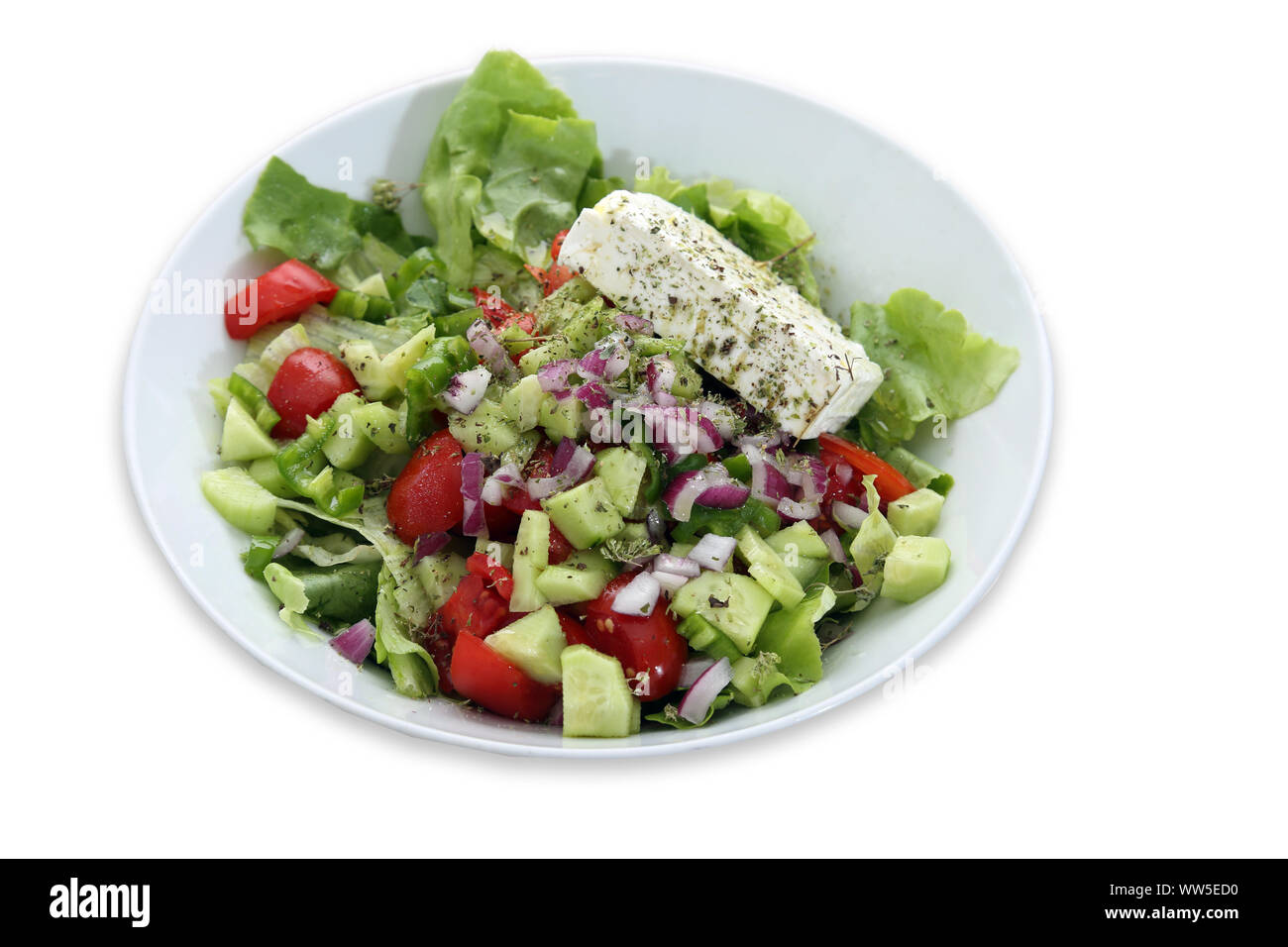 Griechischer Salat mit grünem Salat, Tomaten, Gurken, Paprika, roten Zwiebeln, Oregano und Feta Stockfoto