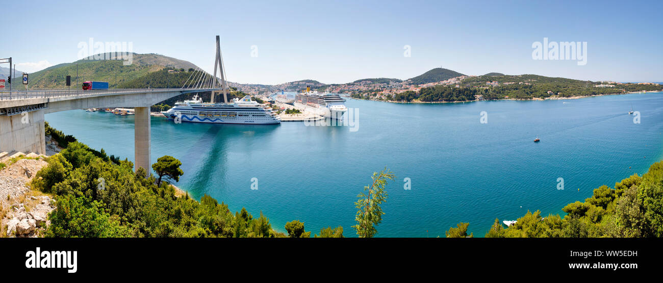 Panorama der Brücke am Hafen mit Schiff in Costa Marina Stockfoto