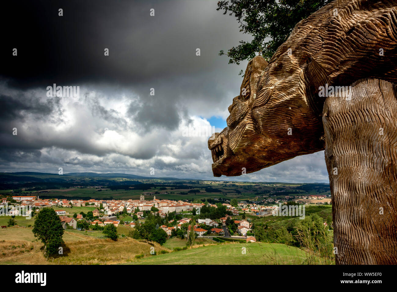 Skulptur der Bestie von Gévaudan, Dorf von Saugues, Gévaudan, Margeride Berge, Monts de La Margeride, Haute Loire, Auvergne, Frankreich, Europa Stockfoto