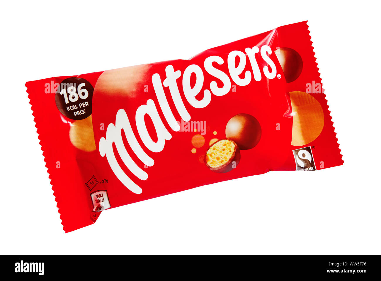 Tüte Maltesers auf weißem Hintergrund Stockfoto