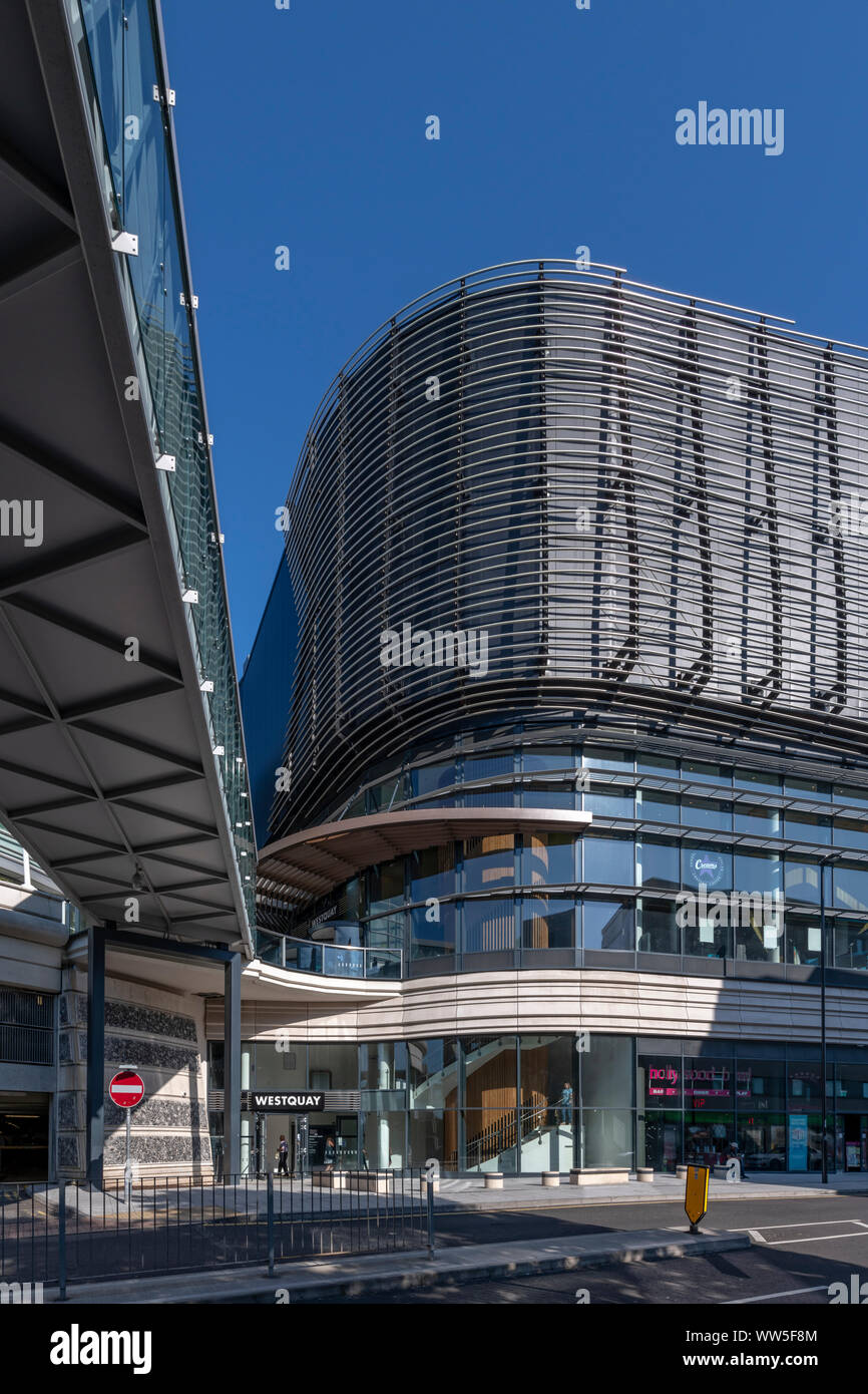 Einkaufszentrum West Quay mit Showcase Cinema vor. Southampton. Von der Londoner Architekten Acme Raum konzipiert. Stockfoto