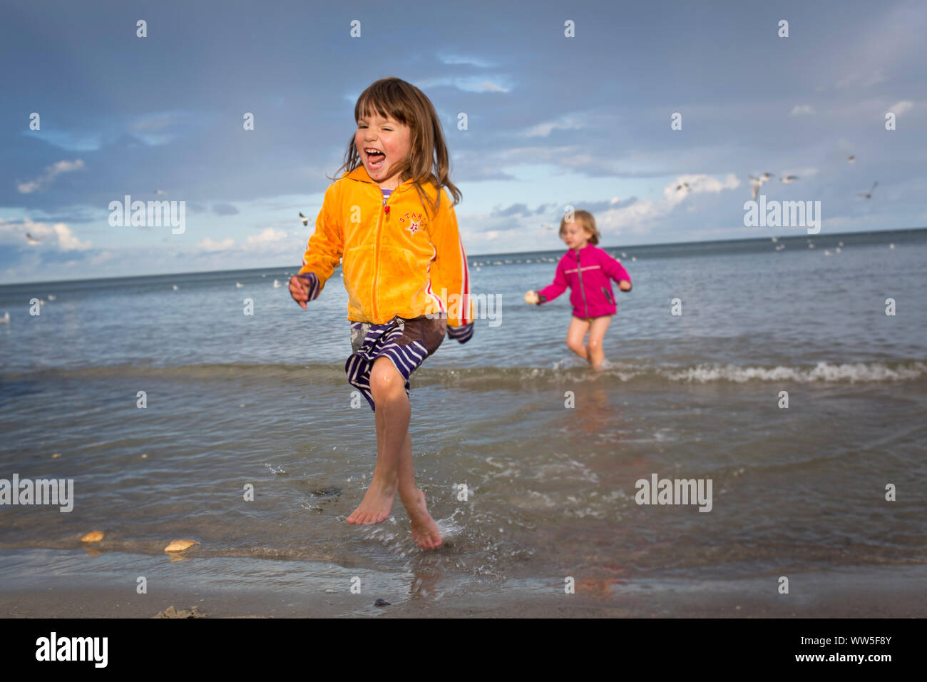 3-6 Jahre alten Mädchen mit Freund im Wasser an der Ostsee. Stockfoto
