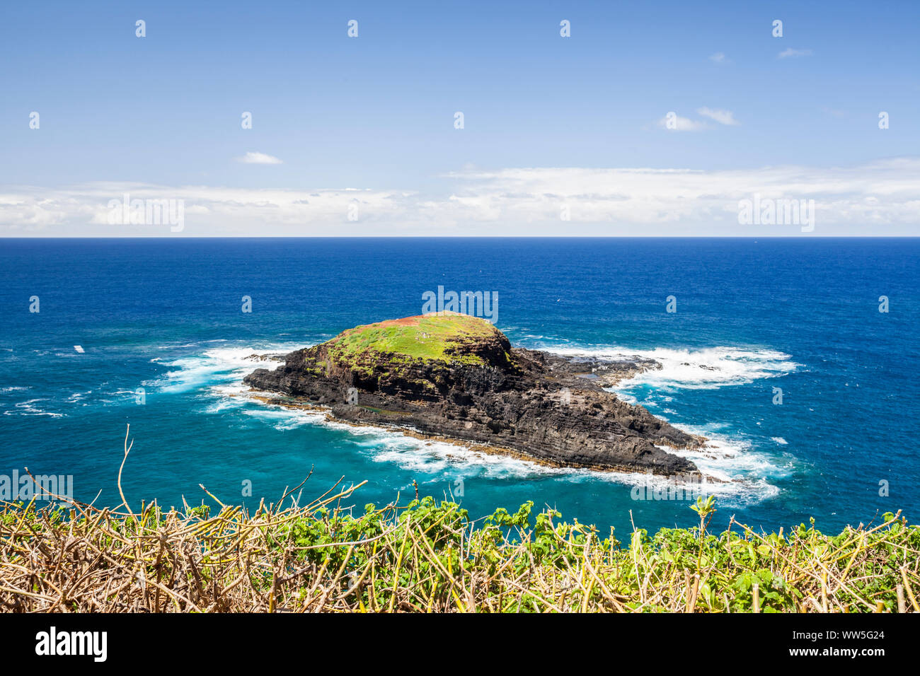 Blick auf kleine vorgelagerte Felsen der Insel, Kauai, Hawaii, USA Stockfoto