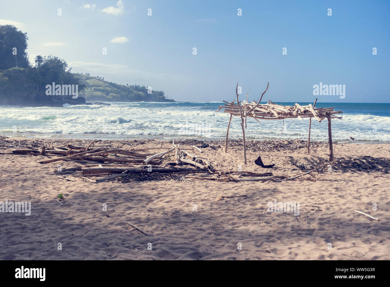 Strohdach auf einsamen Strand, Kauai, Hawaii, USA Stockfoto
