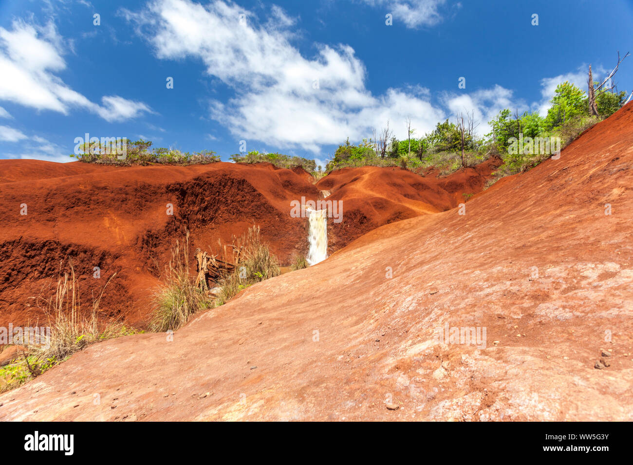 Berglandschaft mit Wasserfall im Landesinneren, Waimea, Kauai, Hawaii, USA Stockfoto