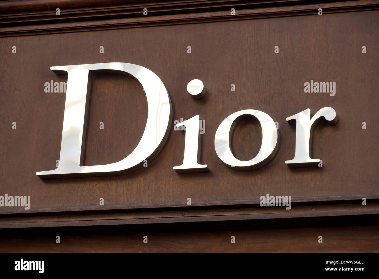 Modelabel Dior, Logo an einer Fassade, München Stockfoto