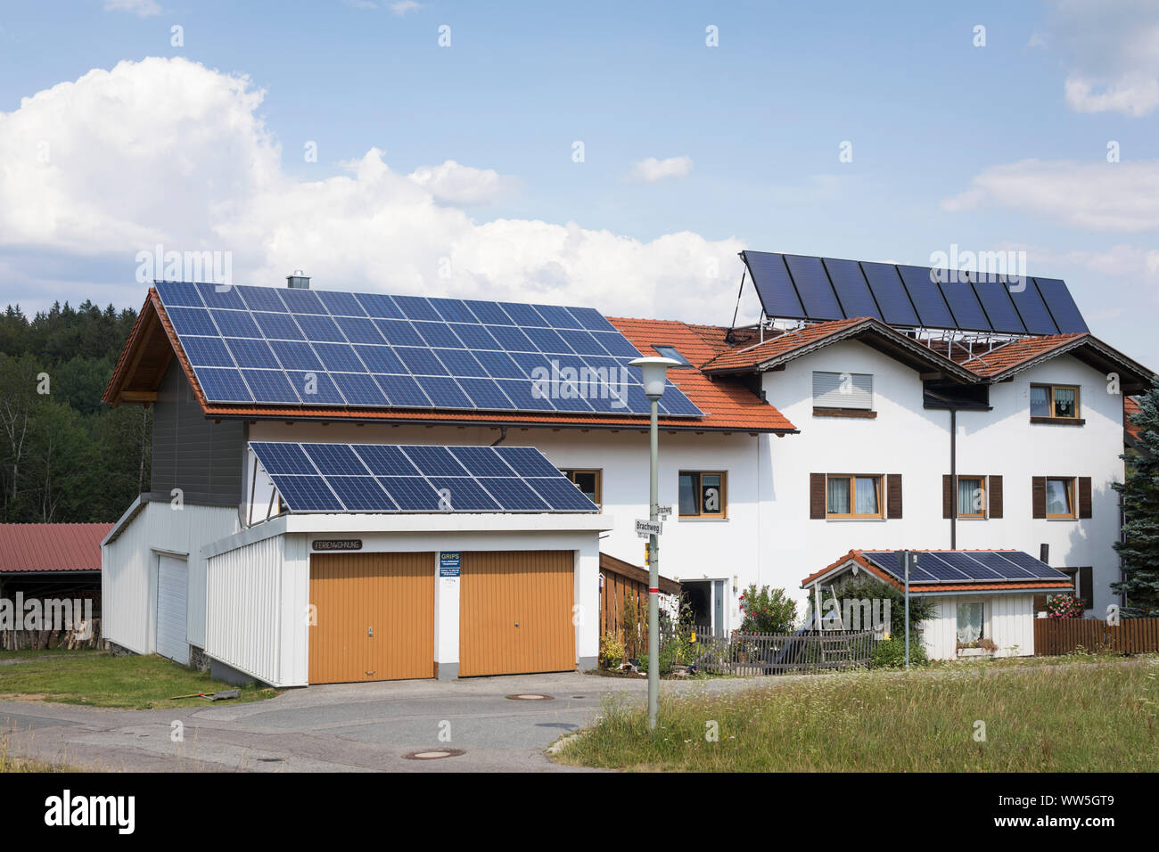 Pv und Heizung Panels liefern saubere Energie zu einem Haus in Bayern, Deutschland Stockfoto