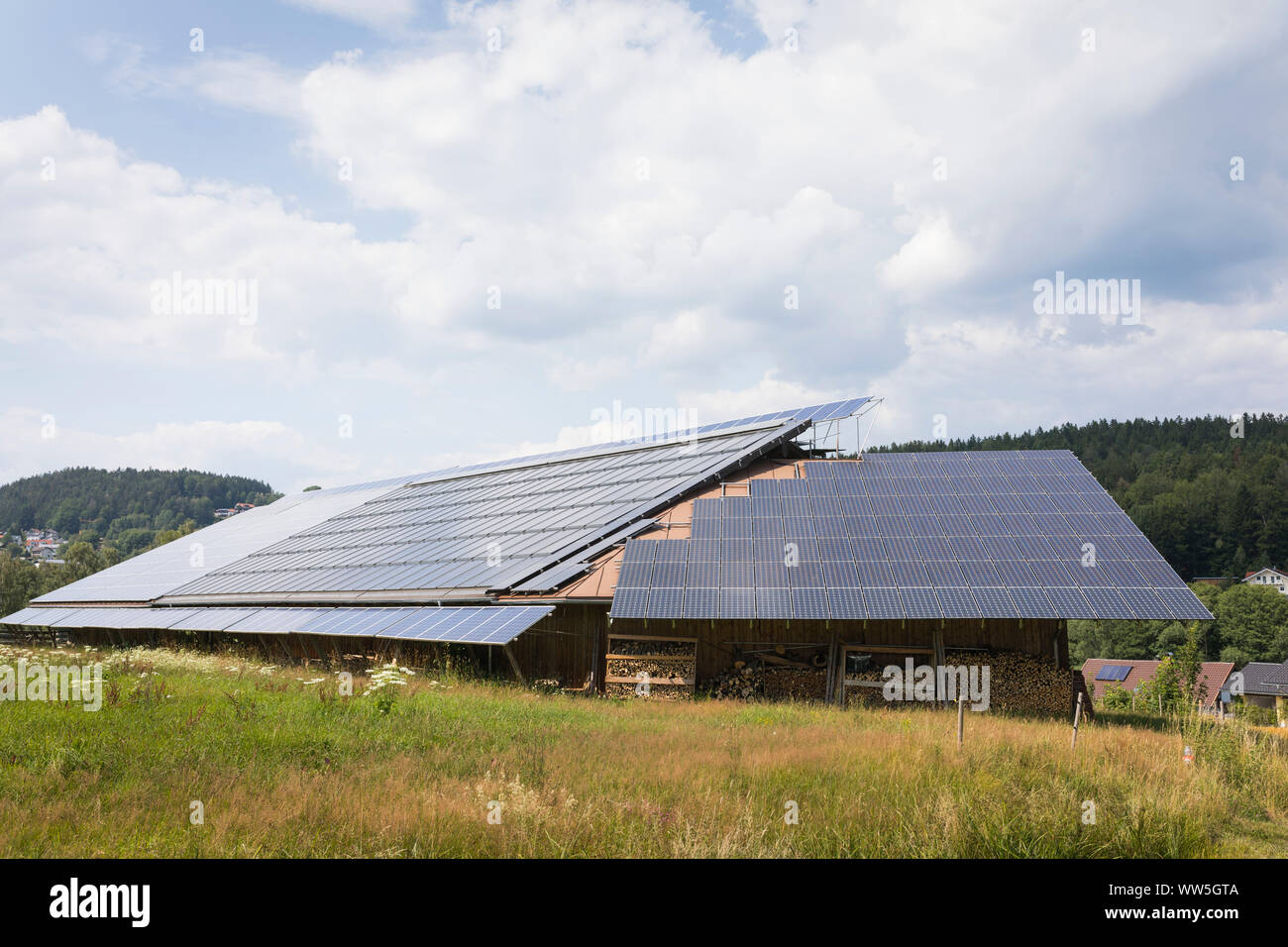 Solar PV-Module von nachhaltigen Strom auf einer Halle in Bayern, Deutschland Stockfoto