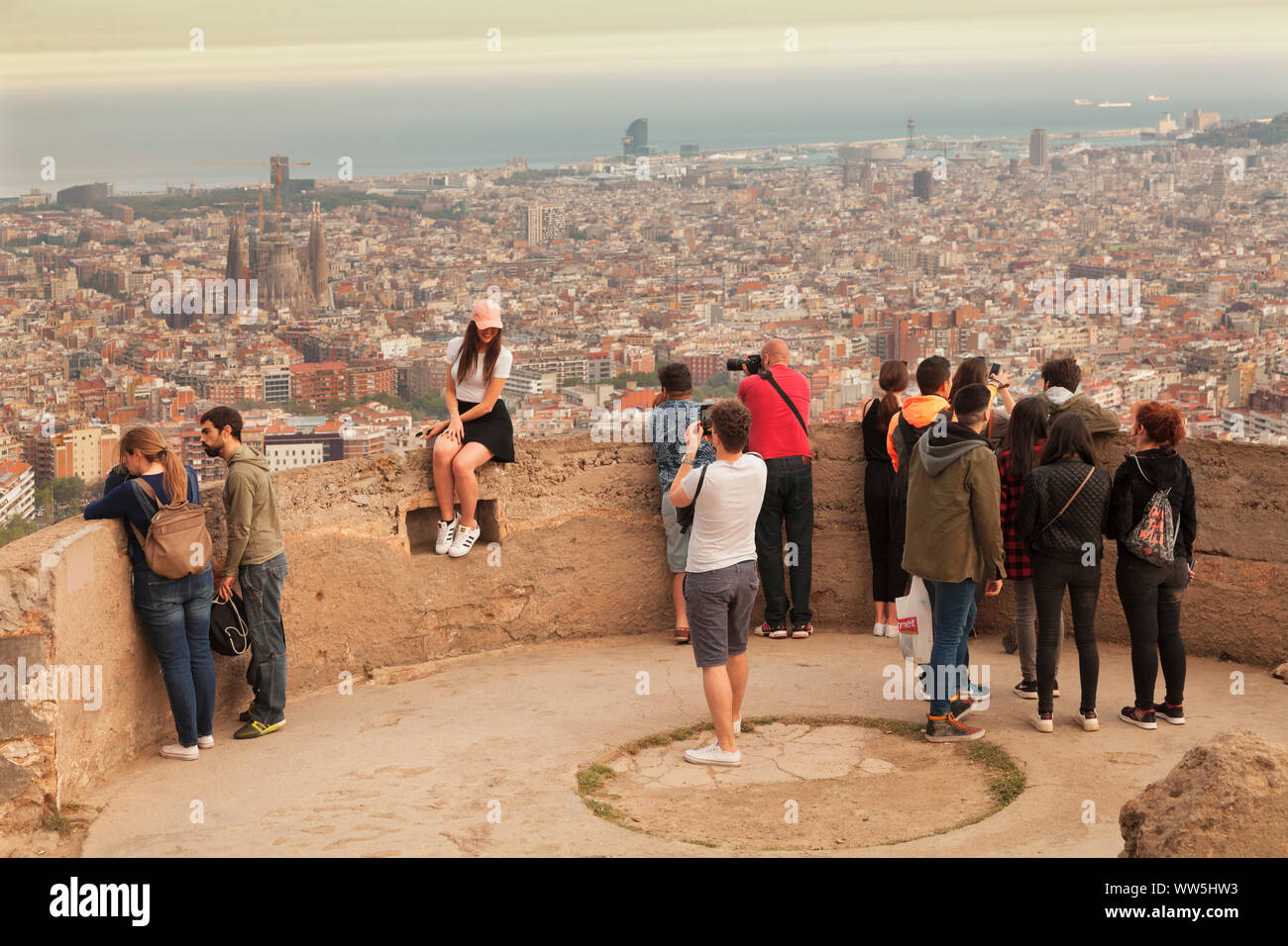 Bunker von El Carmel, beliebter Treffpunkt bei Sonnenuntergang mit Blick auf Barcelona, Katalonien, Spanien Stockfoto