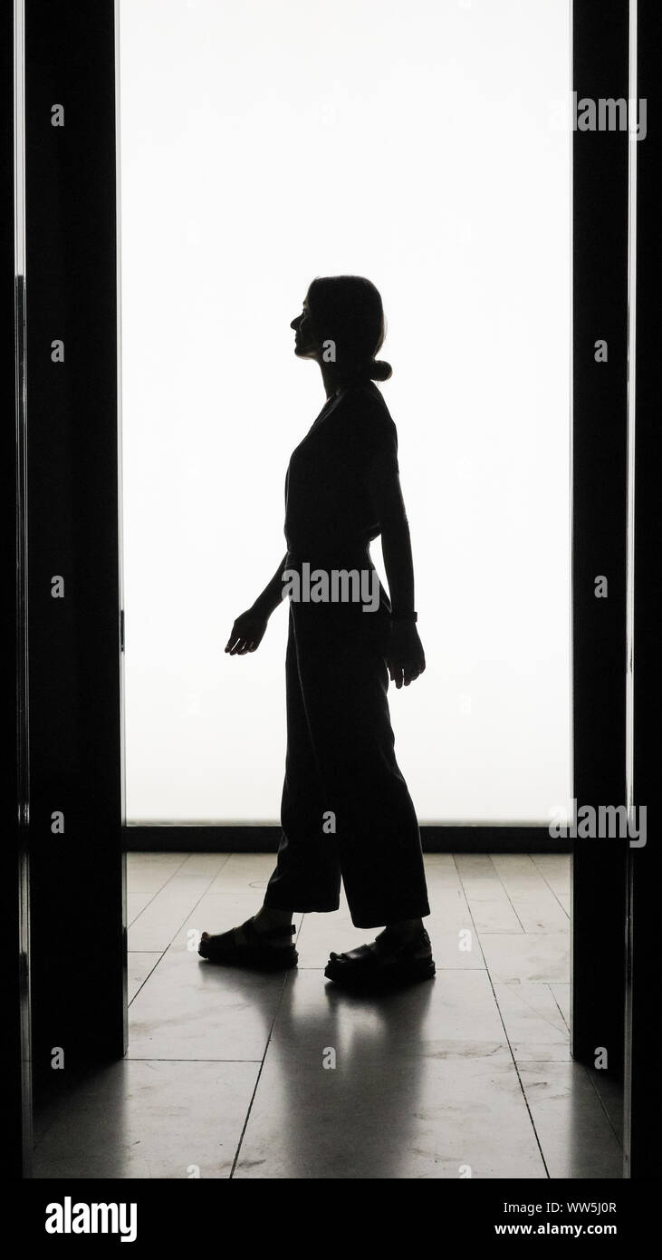 London, UK, 13. Sep 2019. Ein Assistent stellt innerhalb der Installation "Lawine", eine experimentelle Ausstellung durch kanadische Designer Matthew McCormick mit reflektierenden Oberflächen und kontrastierenden Licht und Dunkelheit. London Design Festival findet vom 14-22 September 2019. Credit: Imageplotter/Alamy leben Nachrichten Stockfoto