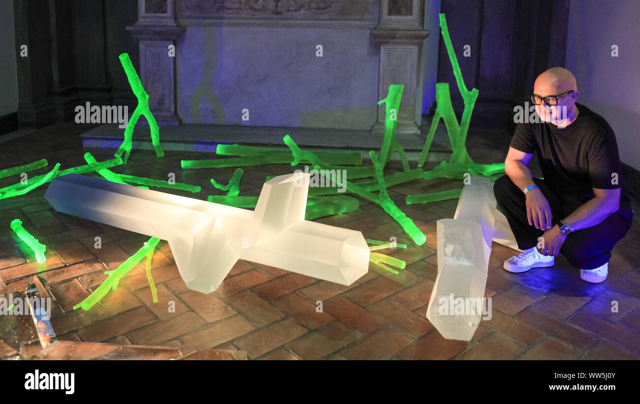 London, UK, 13. Sep 2019. Designer Rony Plesl mit seiner Arbeit. Der "heiligen Geometrie" ein einzigartiges Glas Installation durch tschechische Designer Rony Plesl (im Bild mit seiner Arbeit). Es schaut auf eine universelle Sprache allen sichtbaren und unsichtbaren Wirklichkeit organisieren nach geometrischen Prinzipien.. London Design Festival findet vom 14-22 September 2019. Credit: Imageplotter/Alamy leben Nachrichten Stockfoto