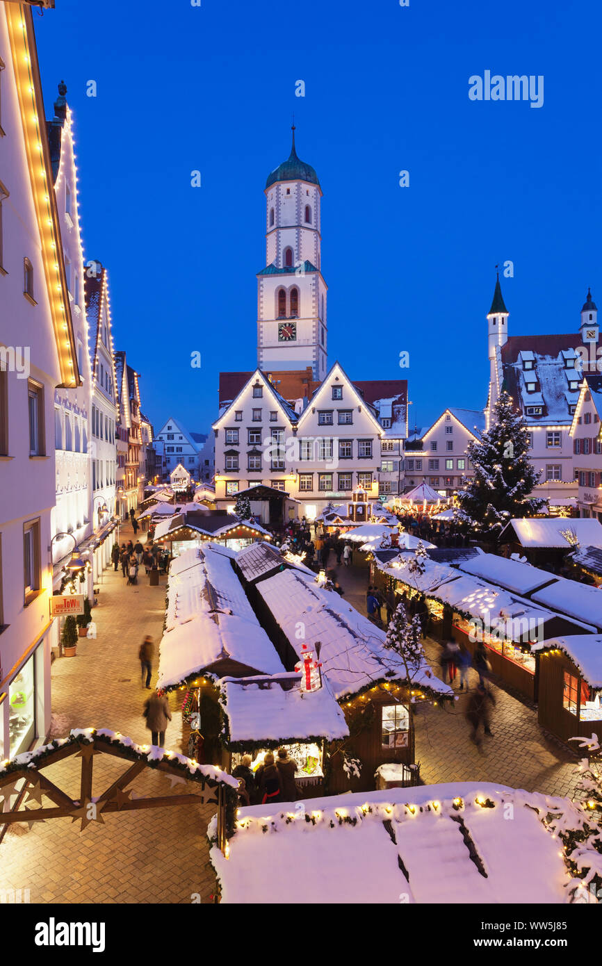 Weihnachtsmarkt an der Kirche der Martin auf dem Marktplatz von Biberach an der Riss, Oberschwaben, Baden-Württemberg, Deutschland Stockfoto