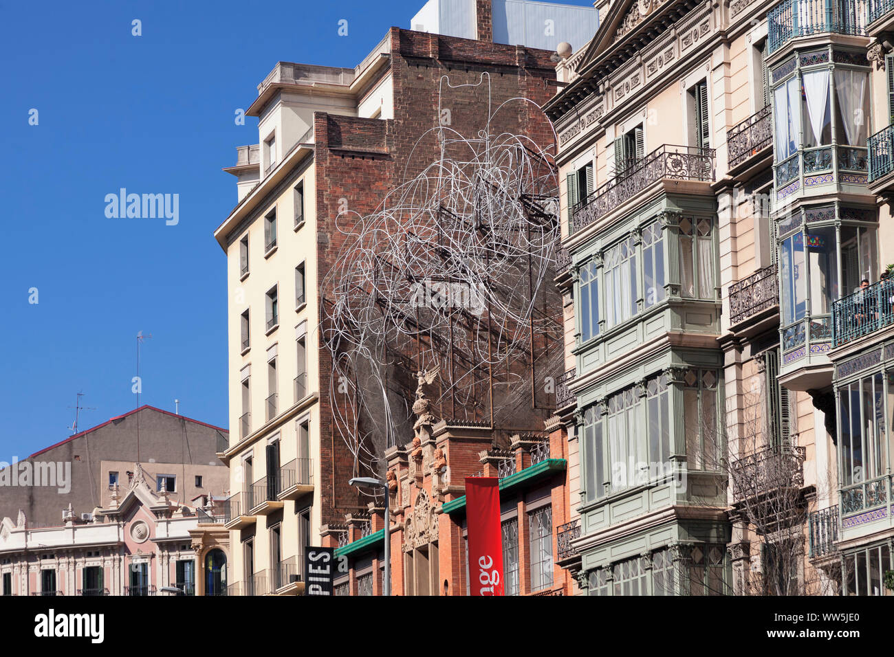 Fundacio Antoni Tapies mit Kunststoff cloud und Stuhl, Architekt Llui Domenech i Montaner, Museum, Barcelona, Katalonien, Spanien Stockfoto