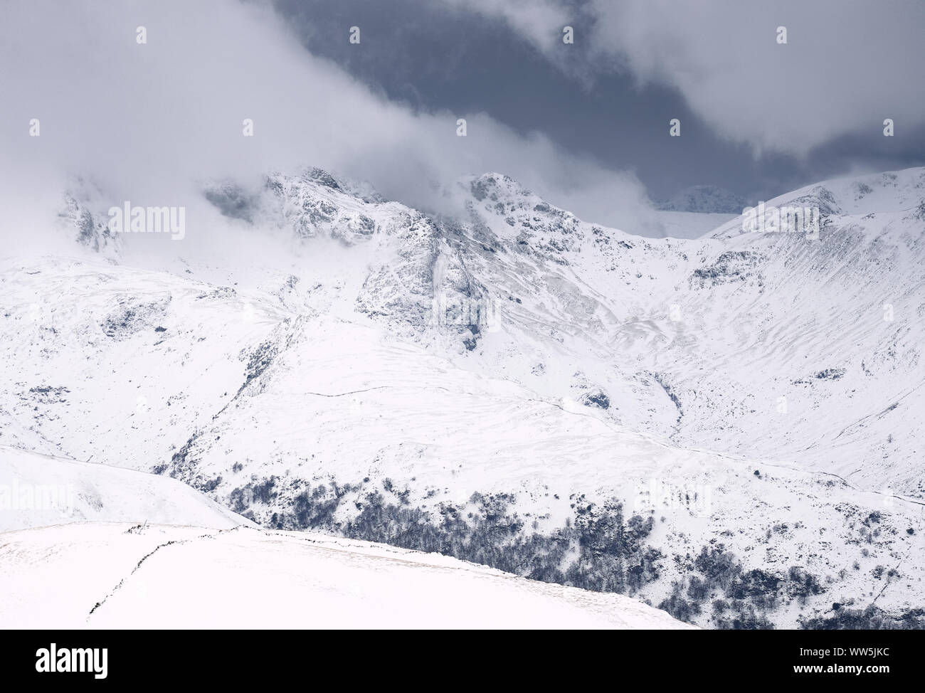 Eine Nahaufnahme von den schneebedeckten Gipfeln der Fairfield und Hart-Crag vom Gipfel des Rampsgill Kopf. Stockfoto