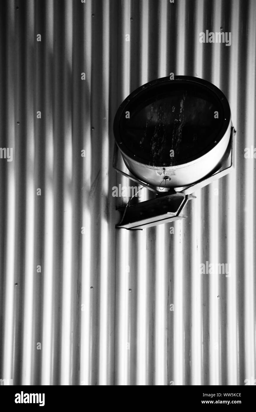 Fotografie eines caeiling Lampe auf eine Dose an der Wand, Stockfoto