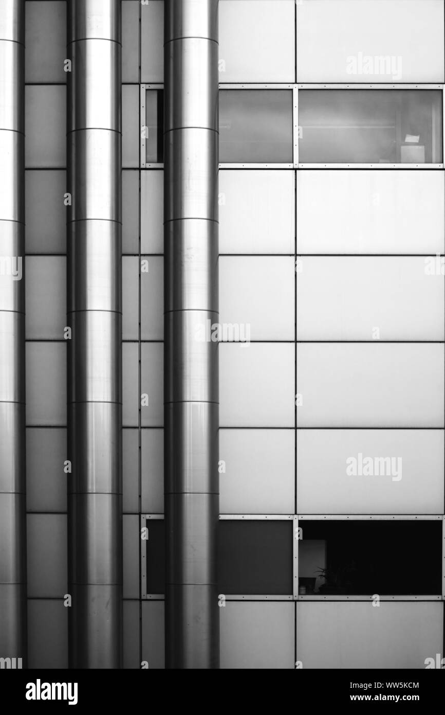 Abstrakte Fotografie von Rohre aus rostfreiem Stahl mit einer tin Fassade, Stockfoto