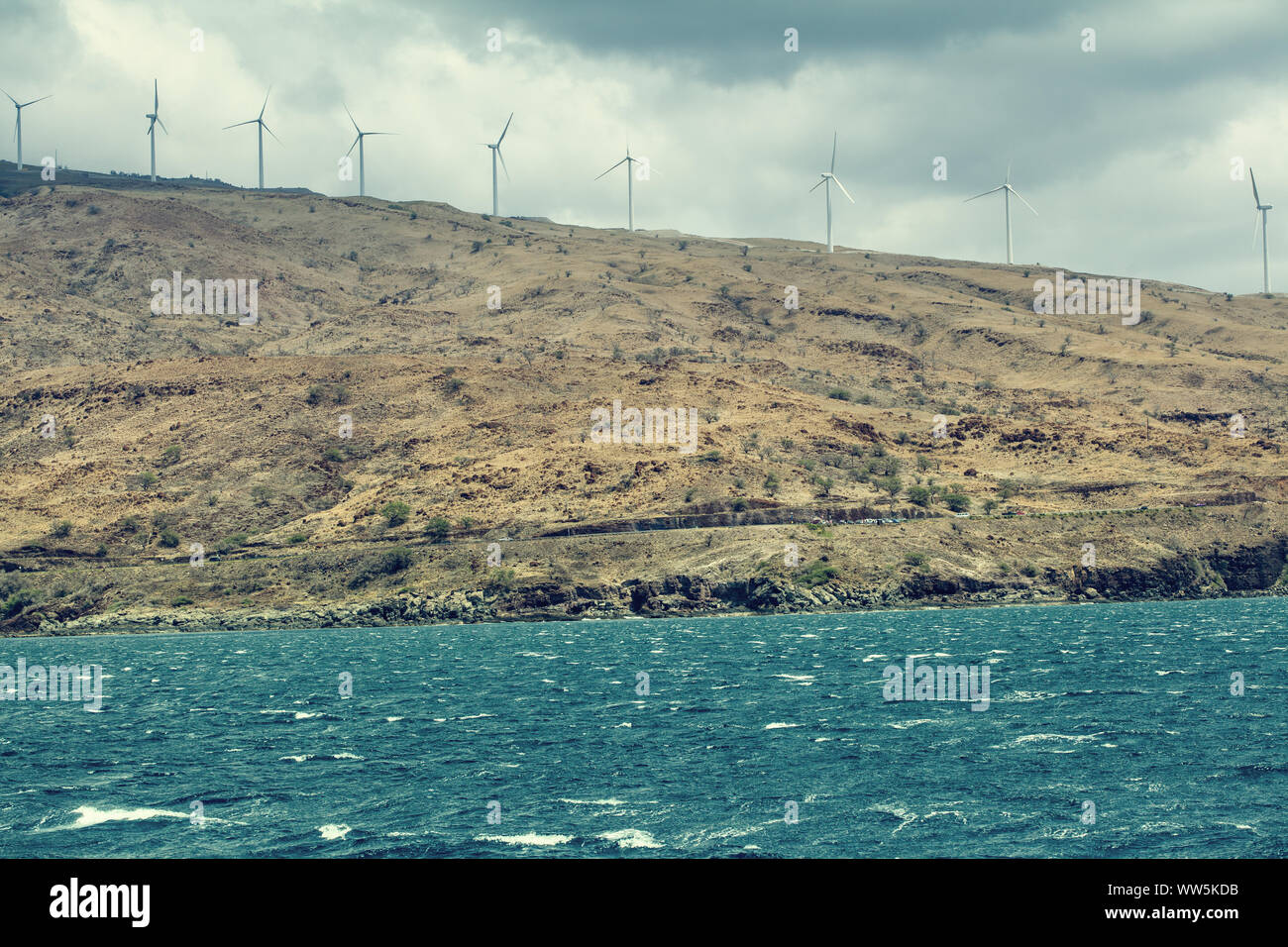 Küstenlandschaft mit Windkraftanlagen, Maui, Hawaii, USA Stockfoto