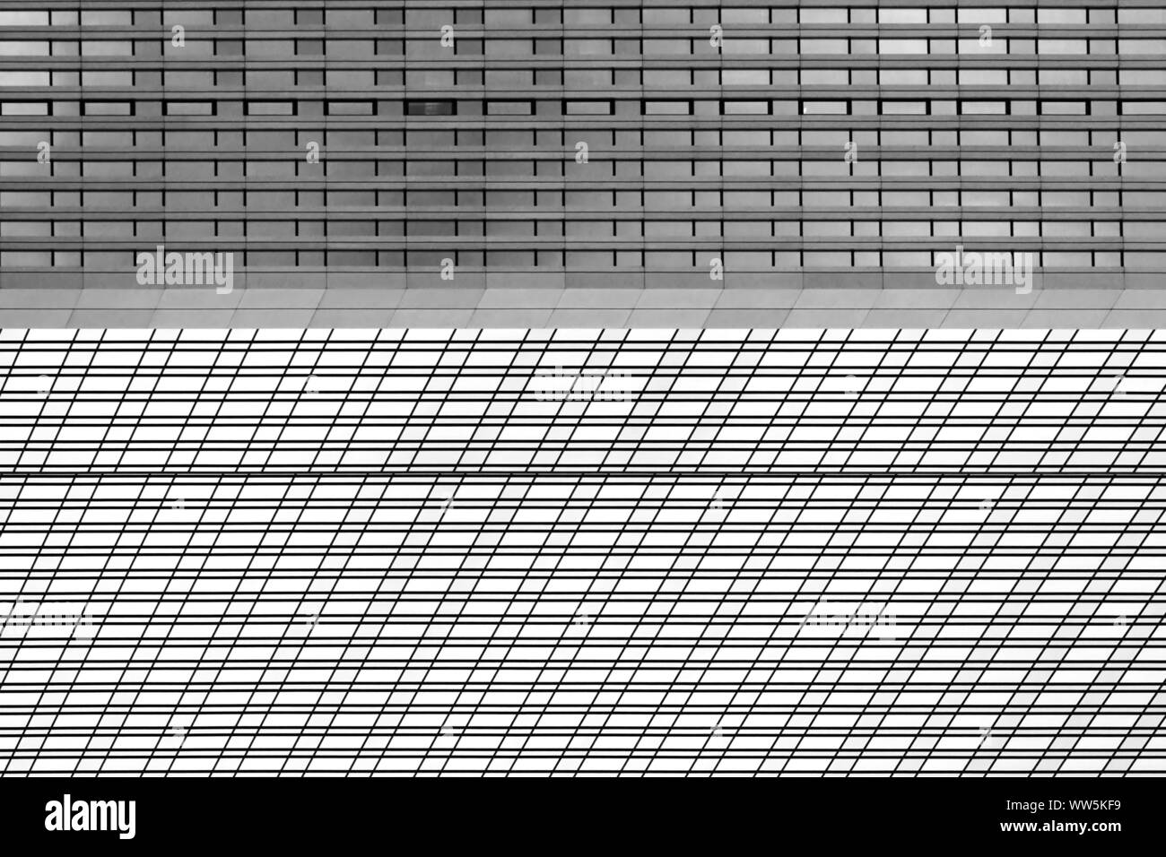 Abstrakte detail geschossen von einem Hochhaus Fassade mit Fenster und Leitungen, Stockfoto