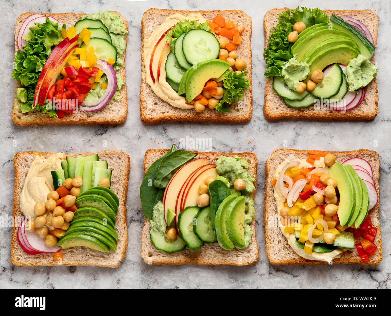 Pflanzliche Sandwiches. Ernährung auf pflanzlicher Basis. Vegetarische gesunde Ernährung Konzept. Sauber, Essen. Ansicht von oben Stockfoto