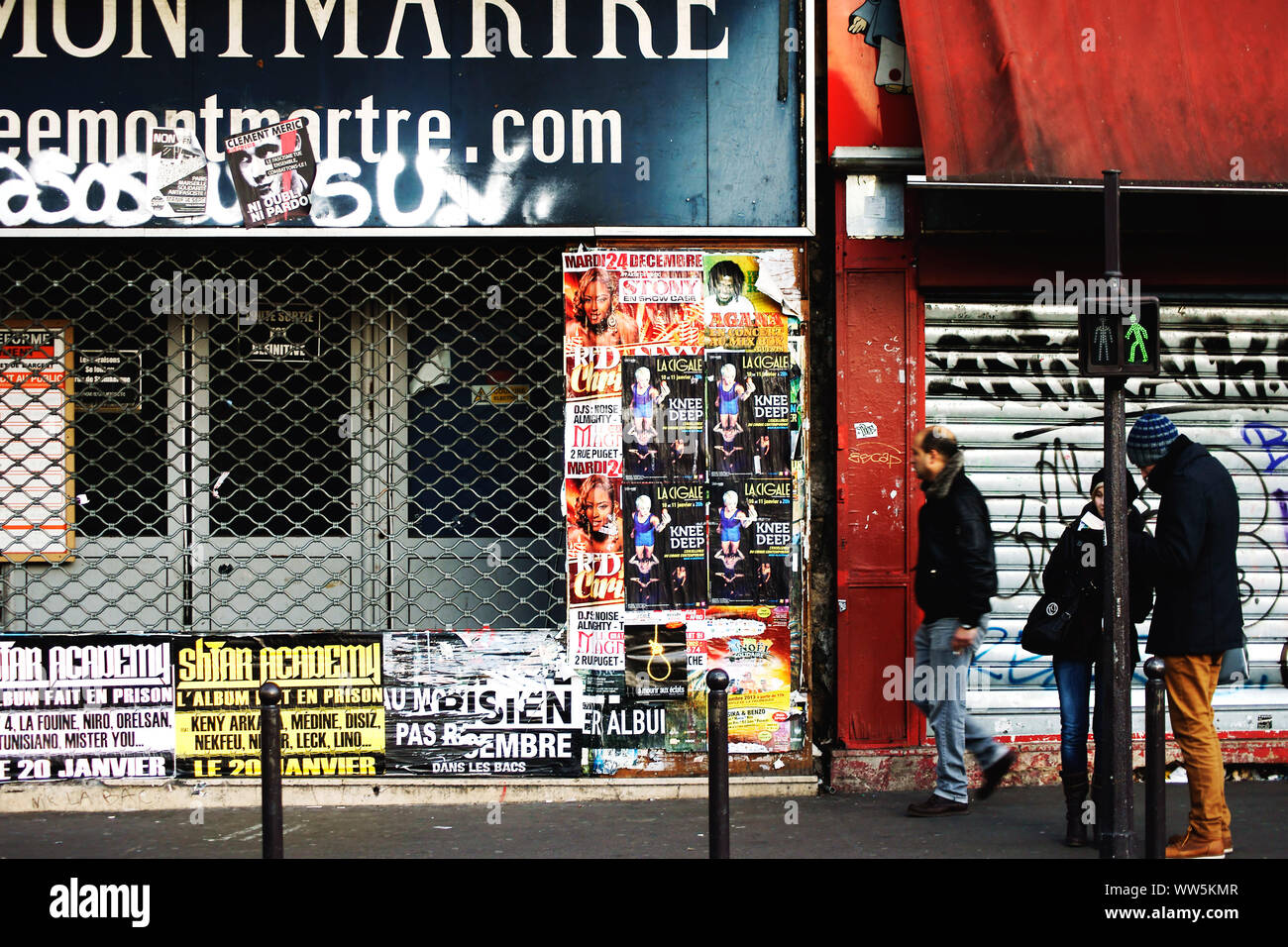 Fußgänger an einer Ampel im Pariser Stadtteil Montmartre. Stockfoto