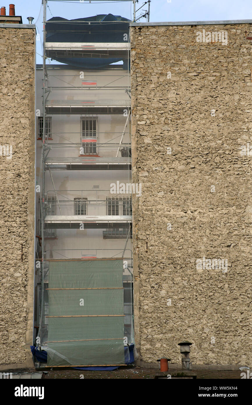 Fotografie von einem markanten Hausfassade mit Gerüst in einer Nische, Stockfoto