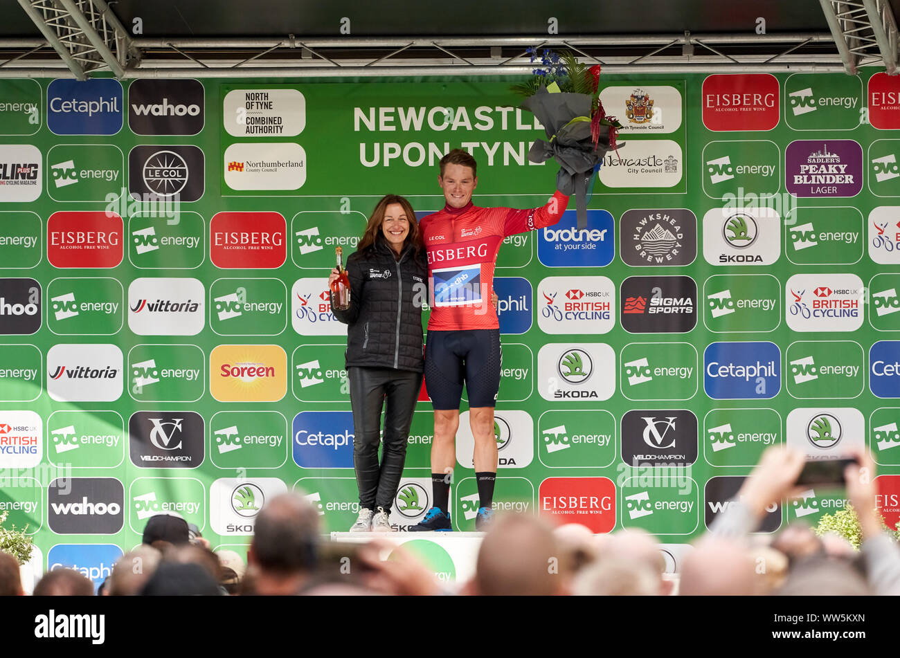 NEWCASTLE UPON TYNE, England, Großbritannien - September 09, 2019: Rory Townsend (Canyon dhb-p/b Bloor Wohnungen) auf dem Podium, die den Award für den Eisberg SP Stockfoto