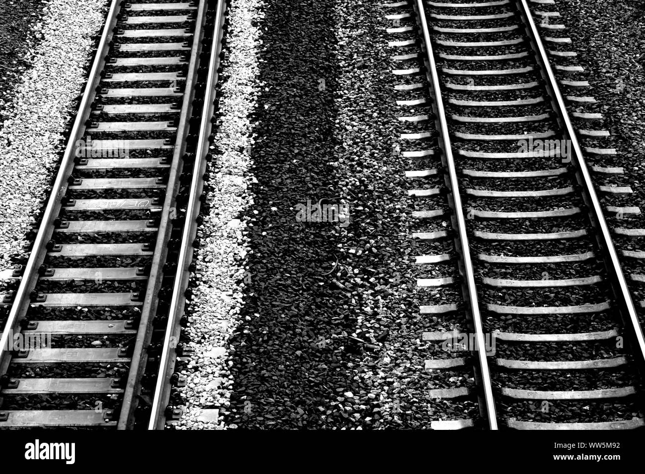 Ansicht von oben auf dem Bahnkörper der Deutschen Bahn in Schwarzweiß, Stockfoto