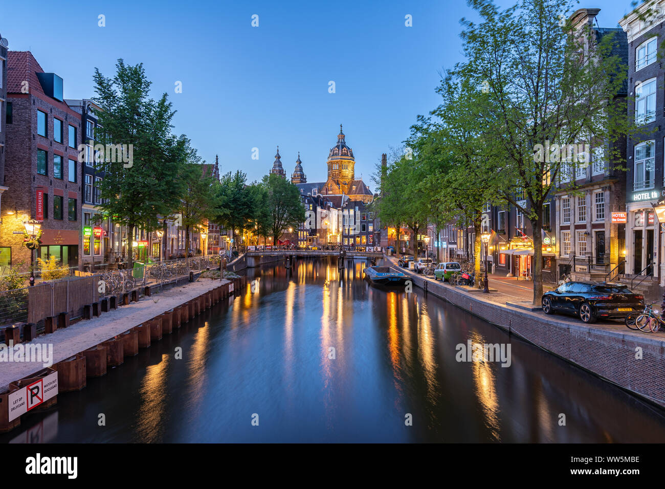 Sankt Nikolaus Kirche in der Nacht in Amsterdam, Niederlande. Stockfoto