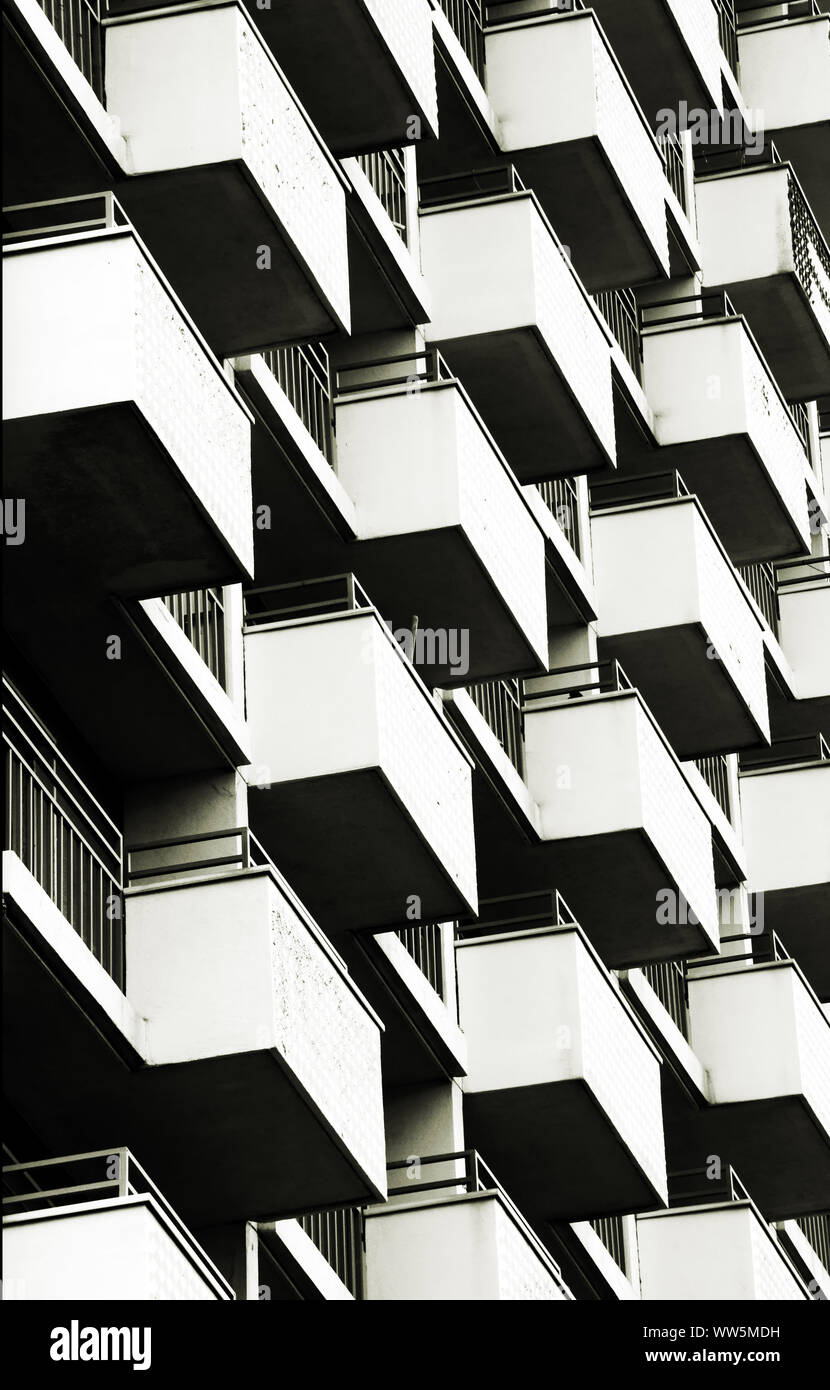 Nahaufnahme der symmetrisch angeordneten Balkone, Stockfoto