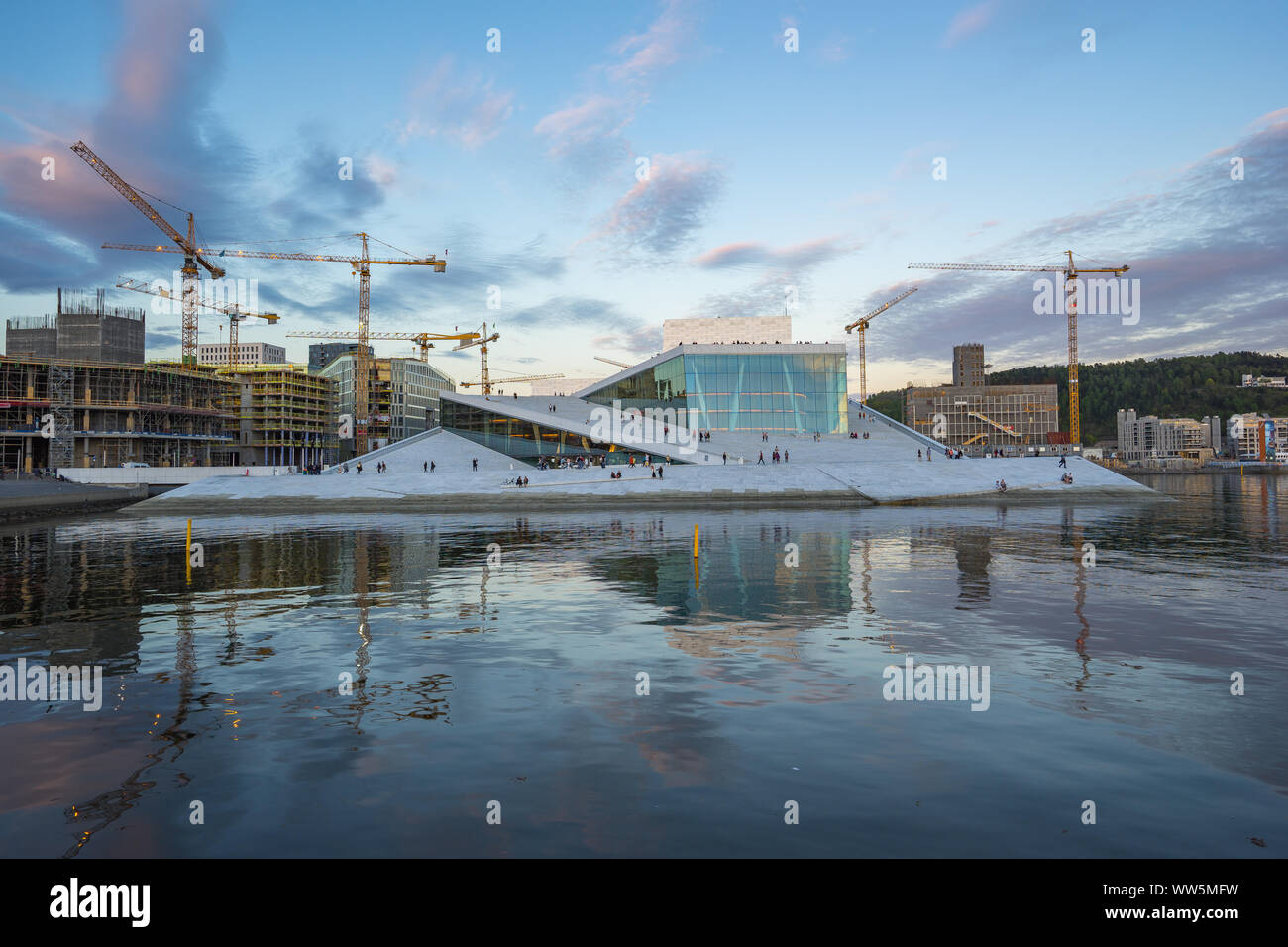 Oslo, Norwegen - 7. Mai 2017: Oslo Opera House in Oslofjord in Oslo, Norwegen. Stockfoto