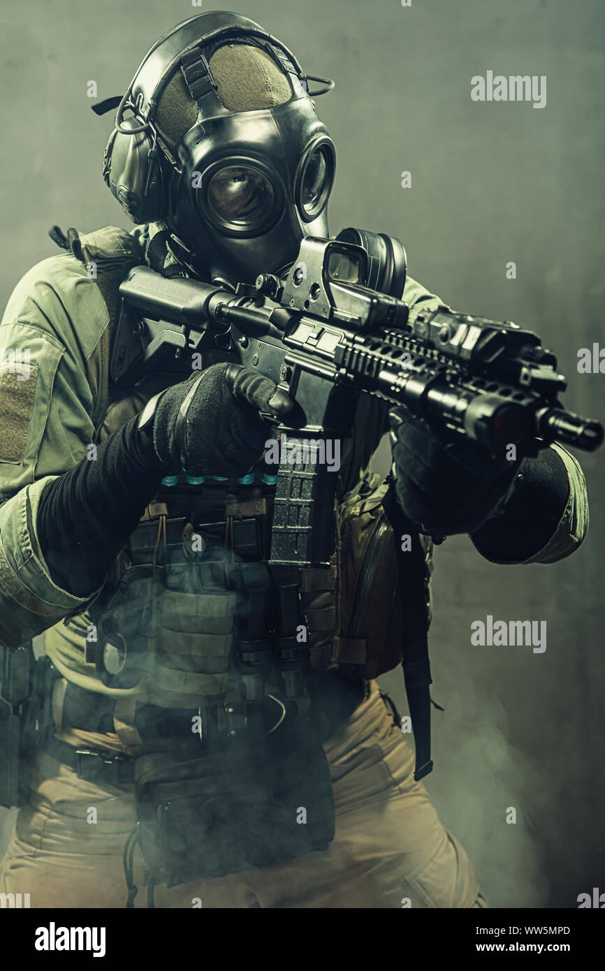 Spezielle Einheit Soldat mit Gasmaske und taktische Ausrüstung hält Assault Rifle. Stockfoto