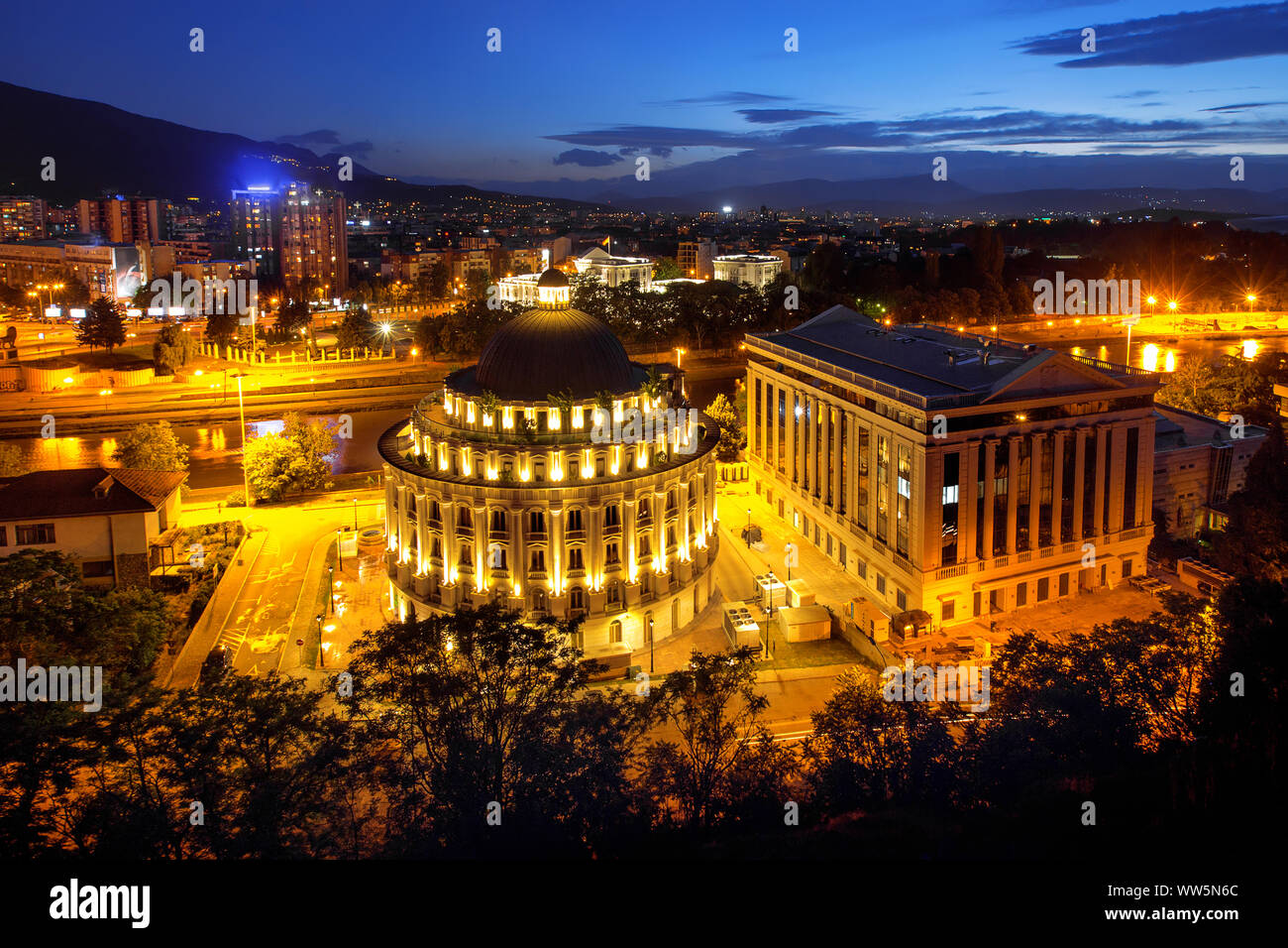 City Skyline bei Nacht, Skopje, Mazedonien Stockfoto