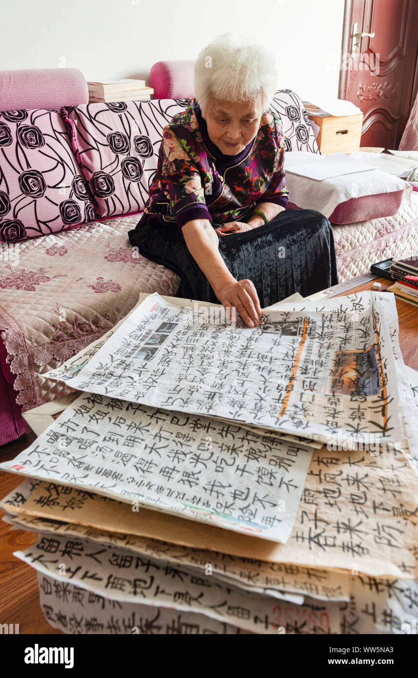 (190913) -- SUIHUA, Sept. 13, 2019 (Xinhua) - Jiang Shumei durchsucht Ihre Kalligraphien in Beilin District der Stadt Suihua, im Nordosten der chinesischen Provinz Heilongjiang, Sept. 12, 2019. Geboren 1937, Jiang war Analphabet vor dem Alter von 60. Zu entlasten Jiangs Not nach dem Tod ihres Mannes im Jahr 1996 bei einem Autounfall, ihre Tochter Zhang kränklichen lehrte die gealterte Frau lesen und schreiben Seitdem. Mit der Unterstützung ihrer Tochter, Jiang versucht, ein Buch zu schreiben. In 2013, Jiang's erstes Buch veröffentlicht wurde. Bislang hat der 82-jährige Schriftsteller hat fünf Bücher veröffentlicht und gewann mehrere Preise. Stockfoto
