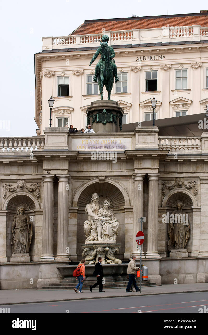 Touristen stehen unter der Reiterstatue von Albrecht vor dem Kunstmuseum Albertina in Wien, Stockfoto