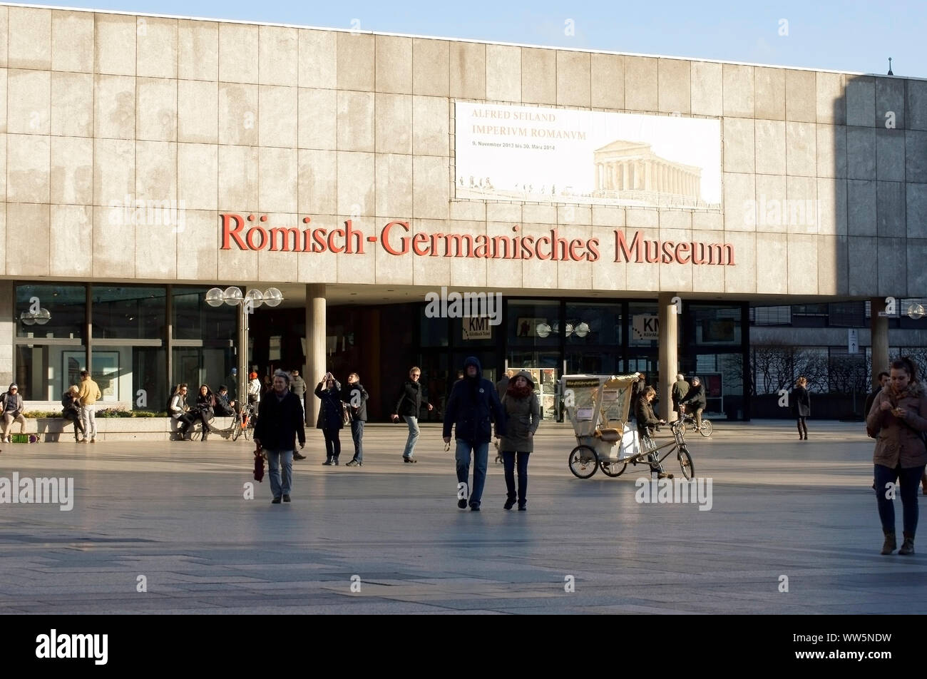 Touristen, Reisende und einer Velo-rikscha vor das Römisch-Germanische Museum in Köln. Stockfoto