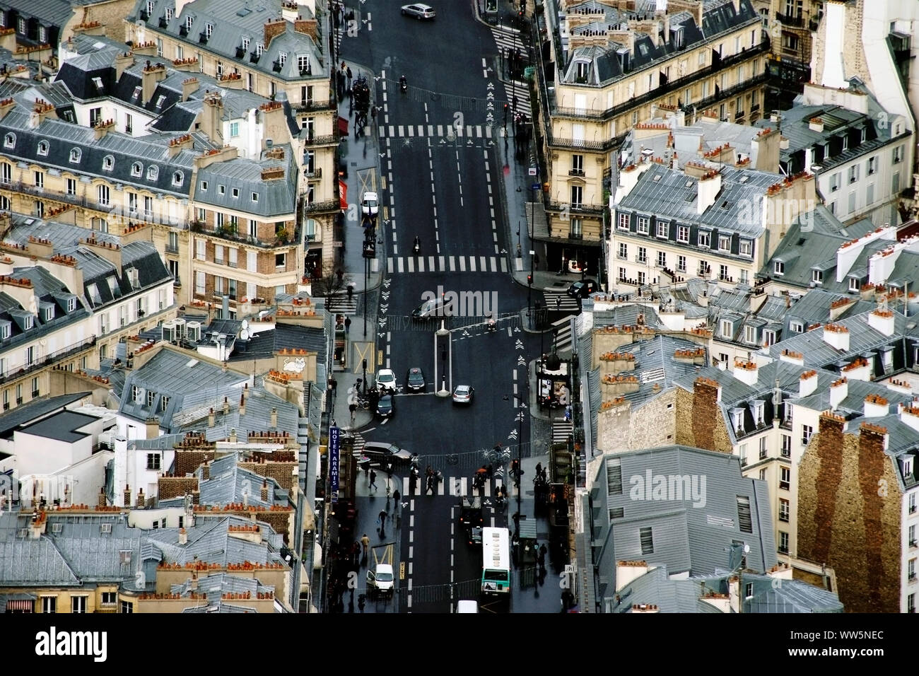 Fotografie von Infrastruktur, eine hohe Straße mit Verkehr in Paris über Bird's Eye View, Stockfoto
