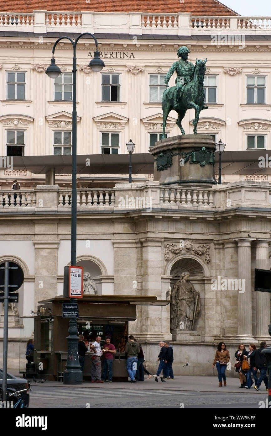 Einheimische und Touristen auf einen Hot Dog Stand stehen unter der Reiterstatue von Albrecht vor dem Kunstmuseum Albertina in Wien, Stockfoto