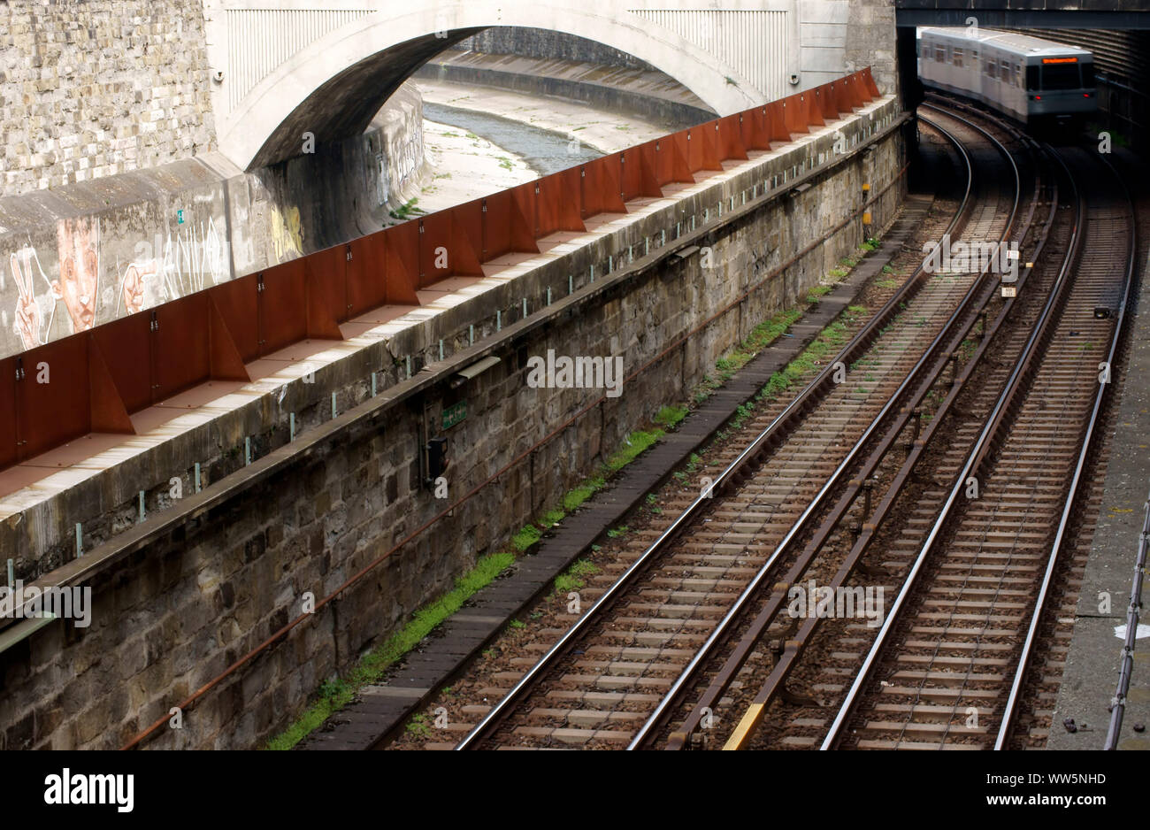 Fotografie der Österreichischen Straßenbahnverbindungen mit Wasser Kanal neben, Stockfoto