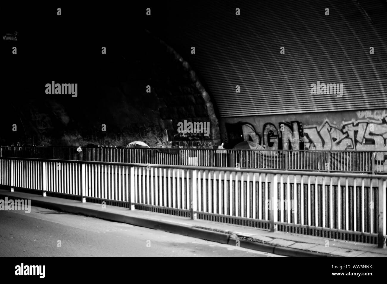 Fotografie von armen Menschen schlafen in Zelten unter der Brücke, Stockfoto